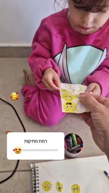 מדבקות קטנות על יצירה צהובה — תמונה 4