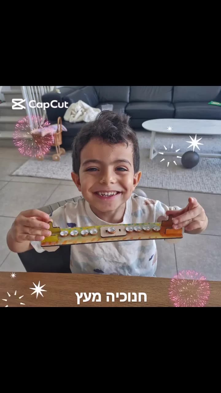 מציגים את החנוכייה - מתוך סרטון הפעילות