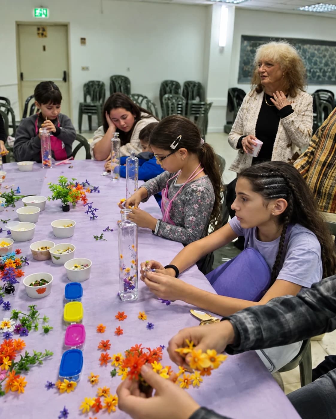 עובדים סביב שולחן משותף