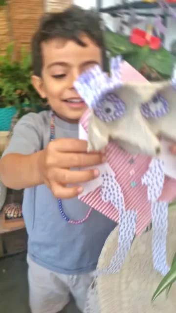 בובה מתבנית ביצים ונייר צבעוני — תמונה 1