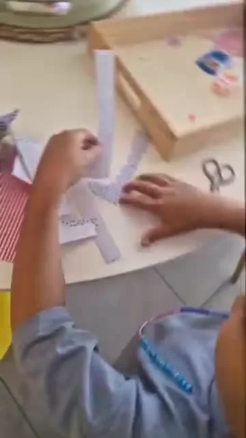 בובה מתבנית ביצים ונייר צבעוני — תמונה 4