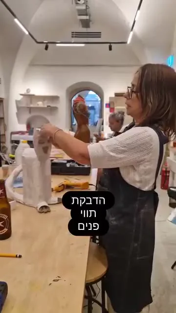 ילדים עובדים סביב שולחן אמנות