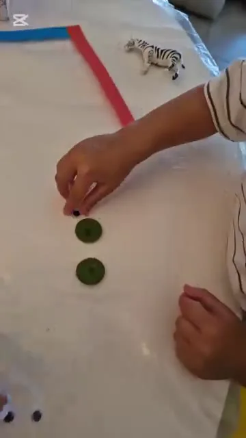 יצור מצחיק מחלקים צבעוניים — תמונה 3
