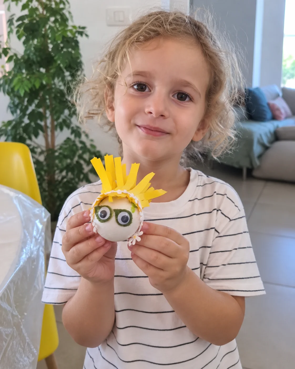 הילד מציג את היצור המצחיק שהכין