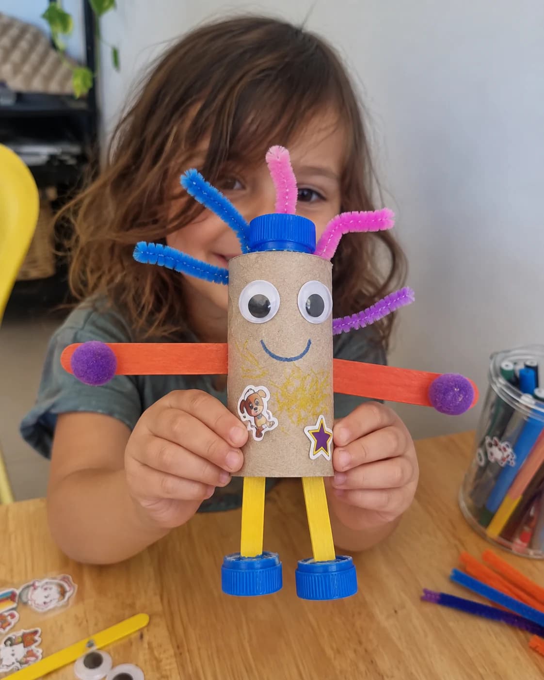הדמות הצבעונית המוכנה מוחזקת לתצוגה