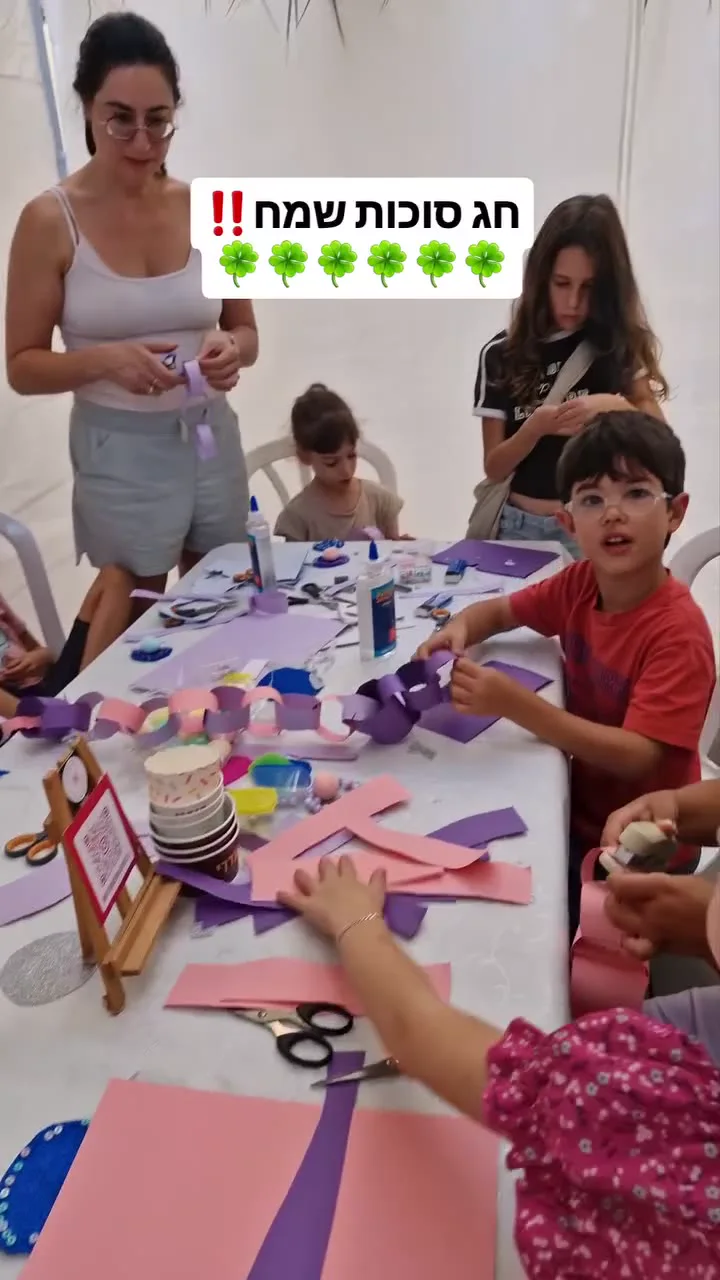 מוסיפים חרוזים וצבע