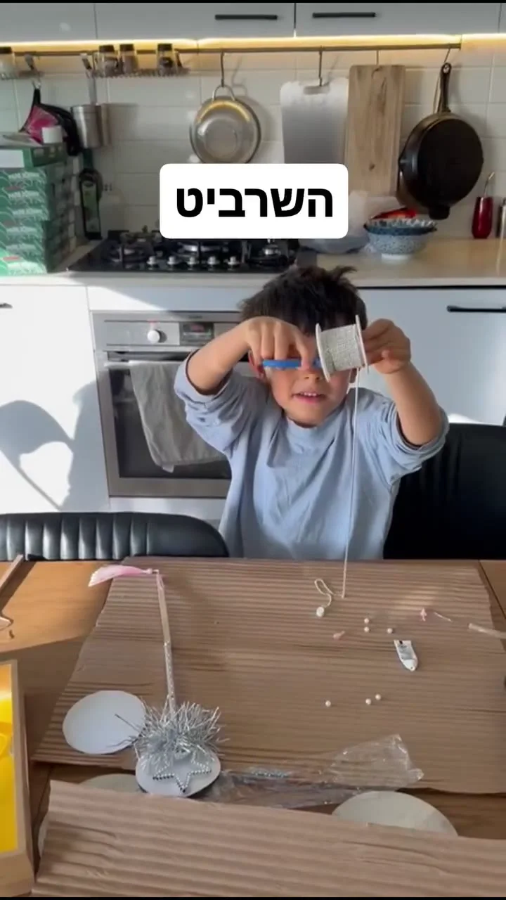 מכינים פרחים מחוטים - מתוך סרטון הפעילות