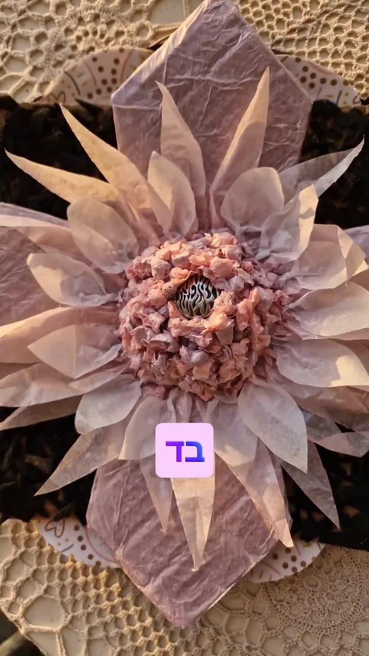 תבליט מקרטון, נייר משי ומרקמים — תמונה 4
