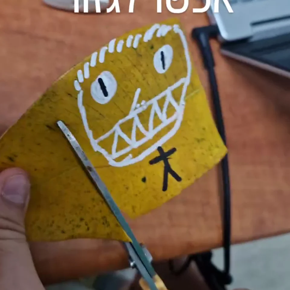 עלה צהוב ועליו ציור לבן במהלך הציור