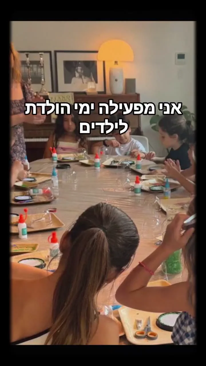 נפגשים ליד שולחן היצירה - מתוך סרטון הפעילות