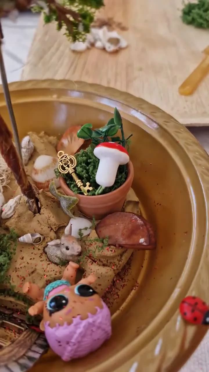 תקריב של בובת LOL בין אביזרי העולם המיניאטורי
