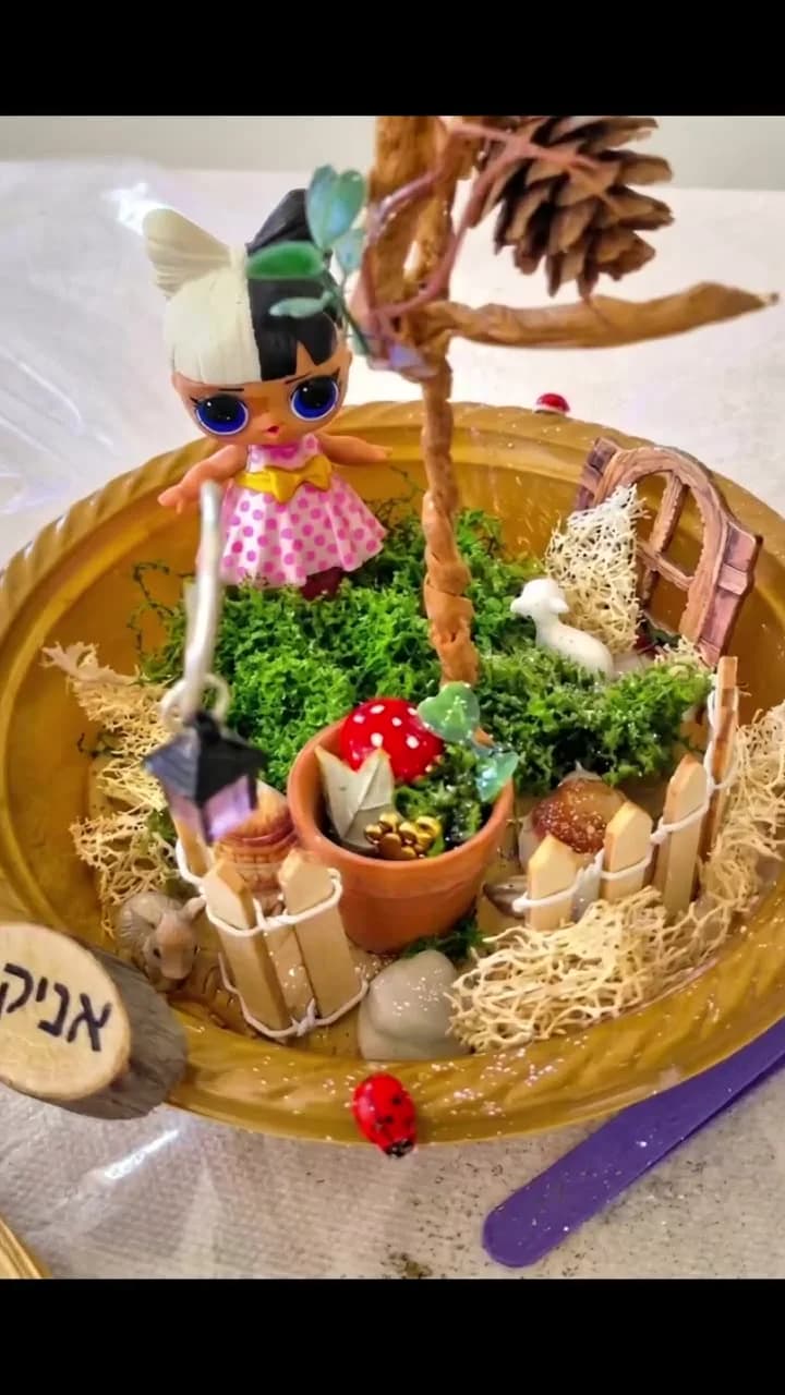 בובת LOL בתוך עולם מיניאטורי גמור על במה עגולה