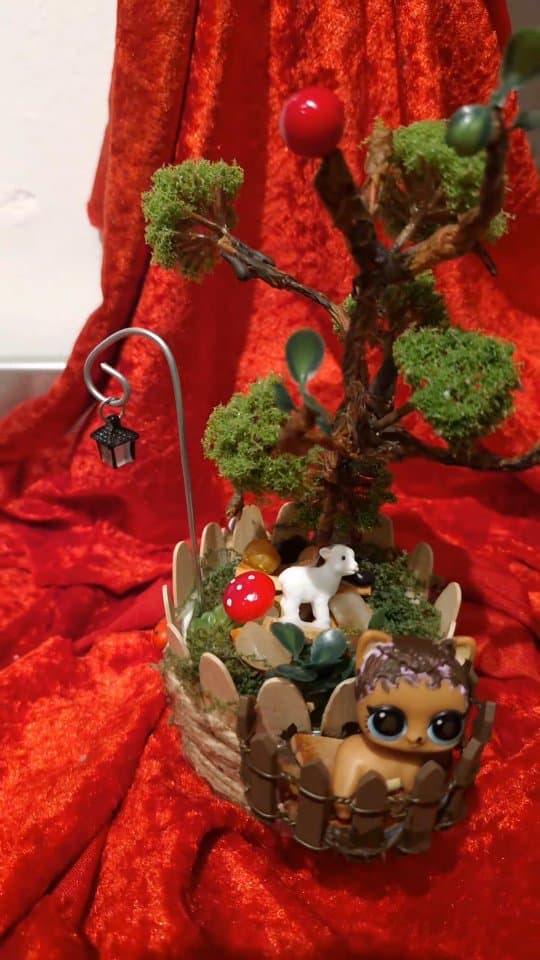 סדנה חדשה - עץ מיניאטורה עם דמויות